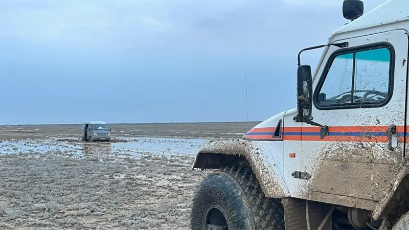 Автомобиль застрял в степи: спасатели нашли людей через двое суток