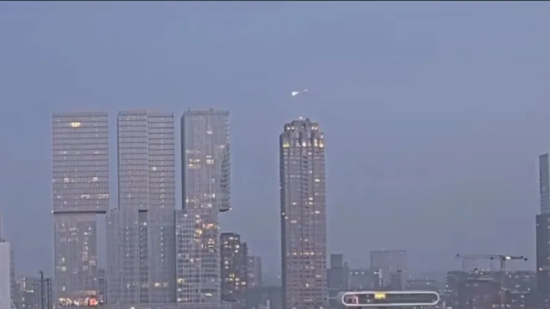 Метеорит пробил крышу дома в Германии и вызвал волну сообщений в полицию