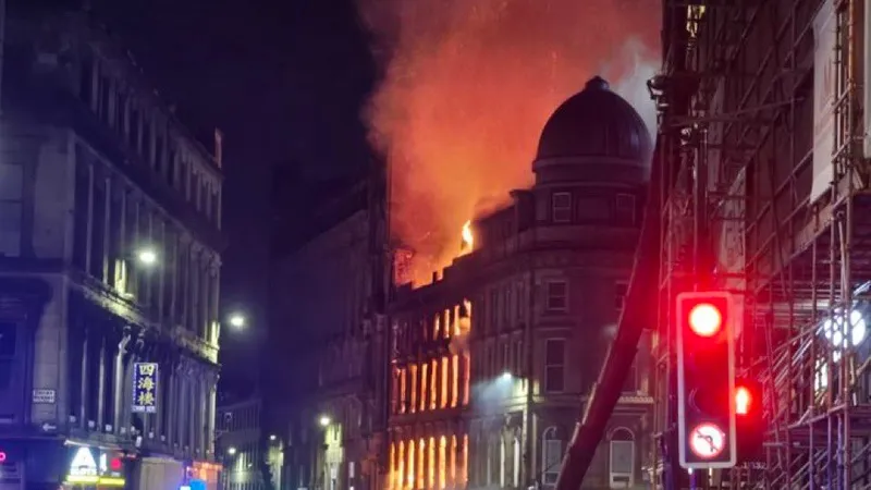 Пожар рядом с крупнейшим вокзалом Шотландии: в Глазго частично обрушилось историческое здание