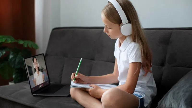 Из-за непогоды школьников и студентов колледжей Астаны отправили на дистанционку