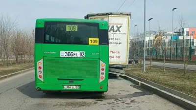 В Алматы пассажирский автобус протаранил грузовик: есть пострадавшие