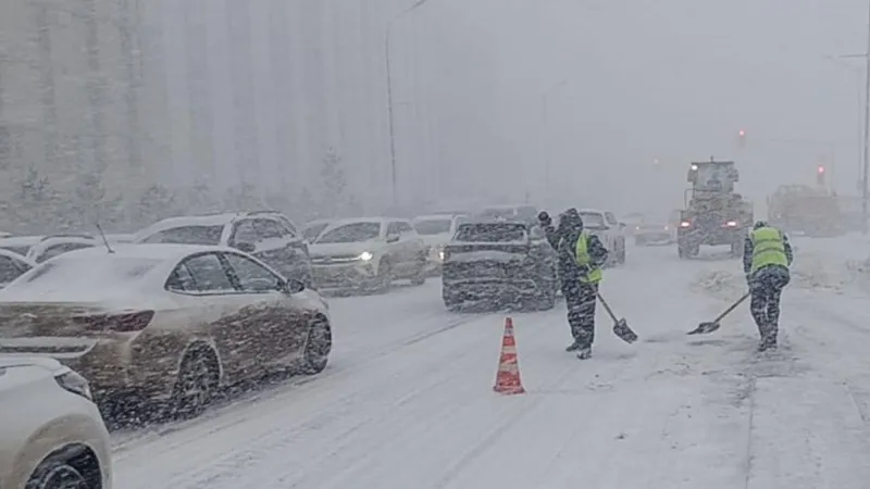 Сильная метель парализовала Астану: школьников перевели на дистанционку, дороги закрыли