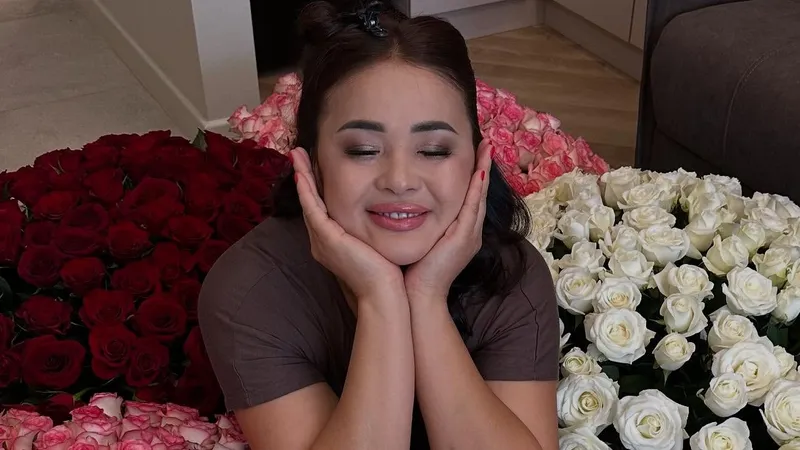 "Скорее всего, Турсынбек подарил": бывшая жена Кабатова получила 501 розу