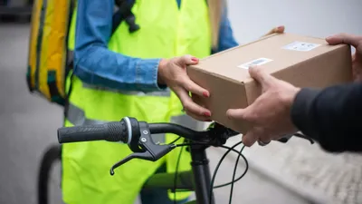 передача посылки через курьера, фото - Новости Zakon.kz от 11.03.2026 15:59