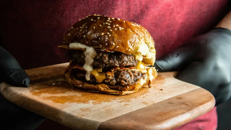 Скандал в Burger King в Алматы: проверка выявила серьезные нарушения