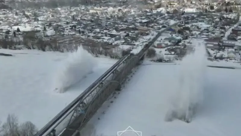 На реке Уба взорвали лед, чтобы предотвратить паводок на востоке Казахстана