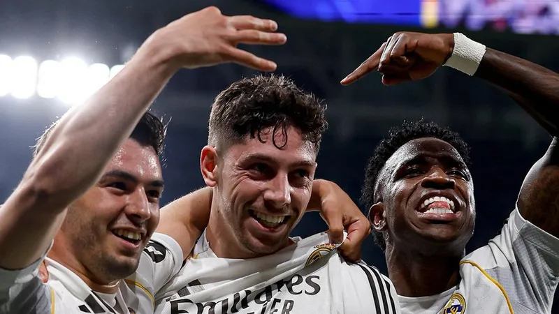 Фантастический хет-трик Вальверде повысил рейтинг "Реала" на пути к трофею