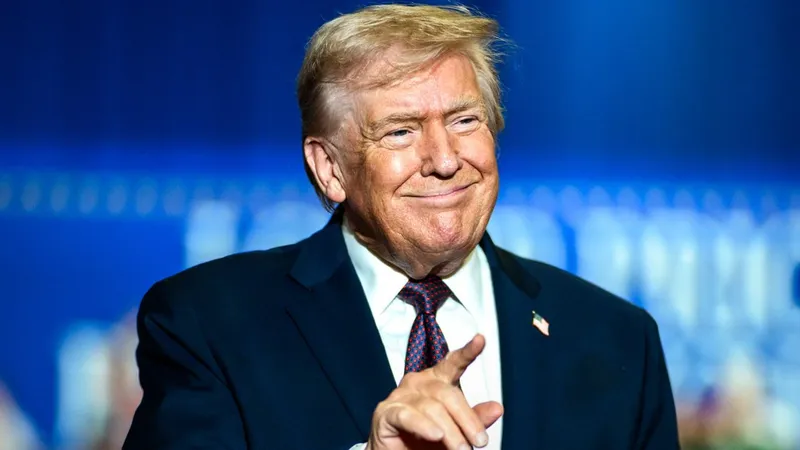 Фанатка Трампа упала в обморок на его выступлении