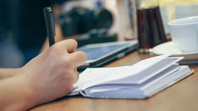 рука и блокнот, писатель, фото - Новости Zakon.kz от 13.03.2026 19:55