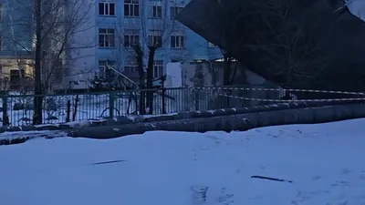 В Экибастузе из-за сильных порывов ветра частично сорвало крышу беседки на территории ясли-сада №1, фото - Новости Zakon.kz от 13.03.2026 19:29