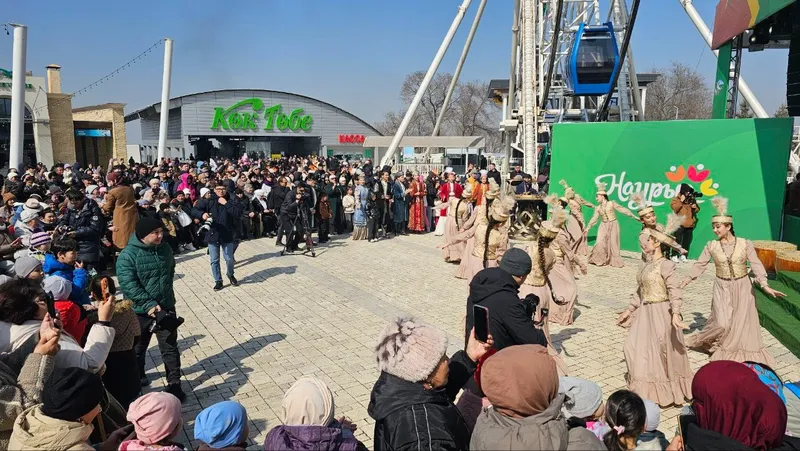 Көрісу на Кок-Тобе: алматинцев поздравили роботы и звуковые дроны