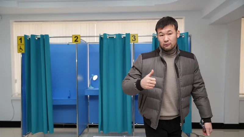 Шавкат Рахмонов проголосовал на референдуме в городе Конаев