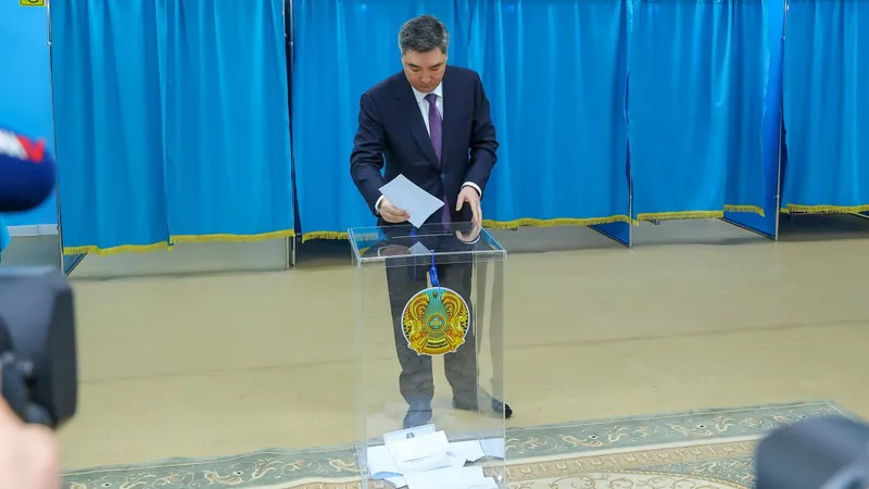 Олжас Бектенов проголосовал на референдуме по вопросу принятия новой Конституции РК