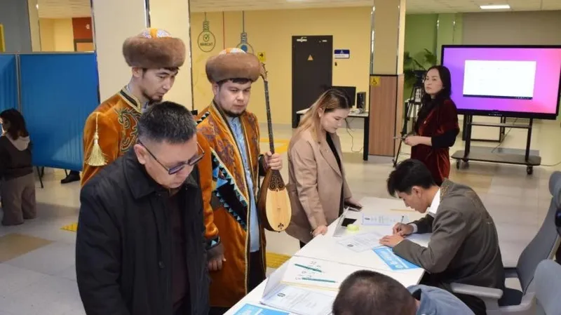 В Туркестане домбристы специально приехали на участок и сделали свой выбор