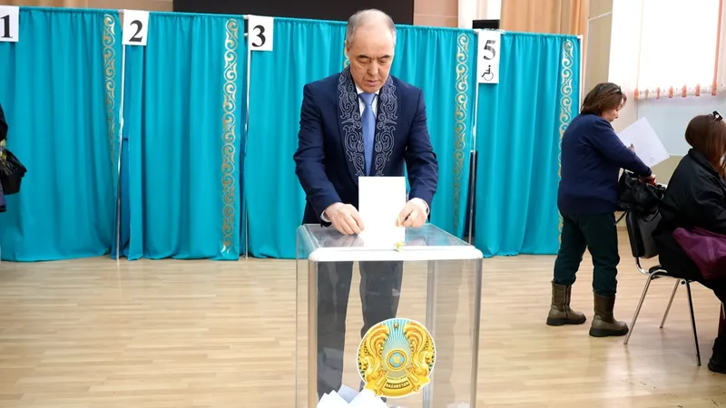 Аким ЗКО Нариман Торегалиев проголосовал на  республиканском референдуме по принятию новой конституции РК