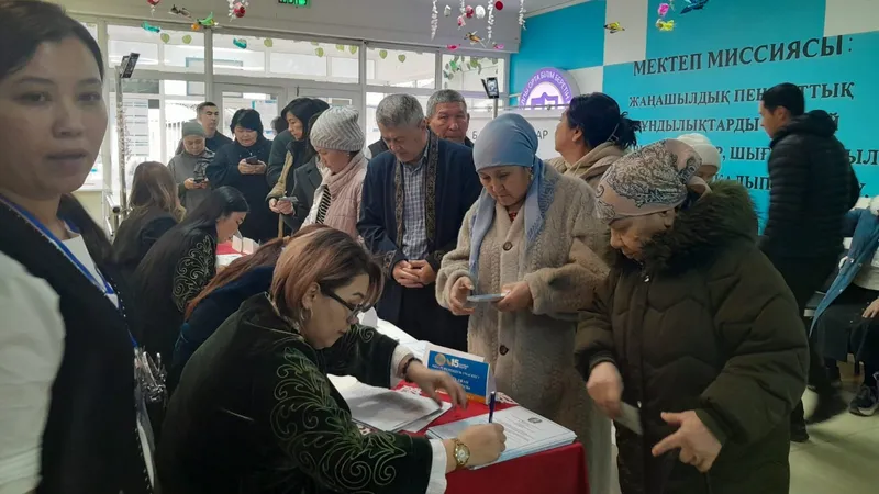 Очереди и креатив: казахстанцы активно голосуют на референдуме