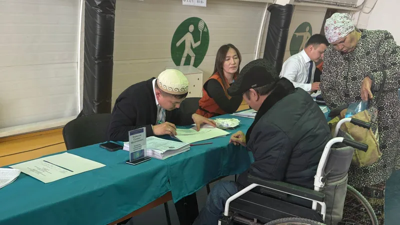 В Мангистау люди с ограниченными возможностями добирались на референдум на инватакси