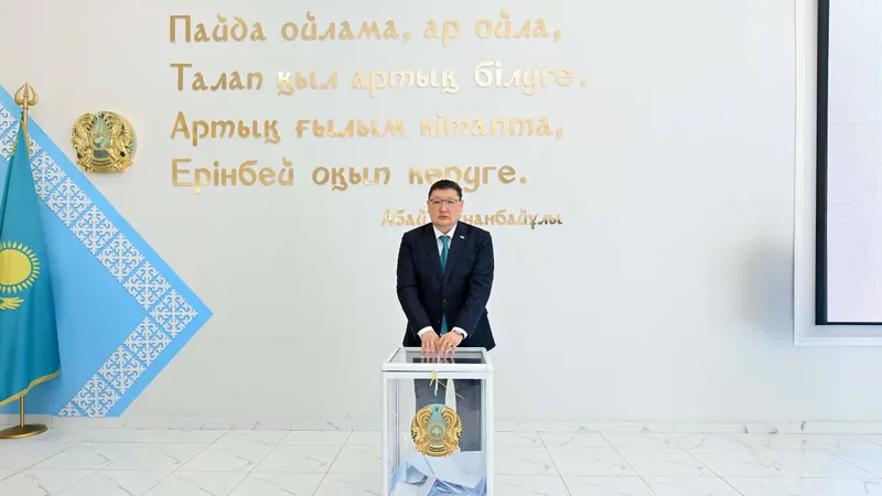 Аким области Абай проголосовал на референдуме