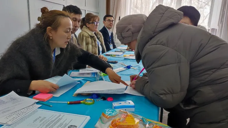 Референдум объединяет поколения: как голосуют жители Уральска, Семея и Атырау