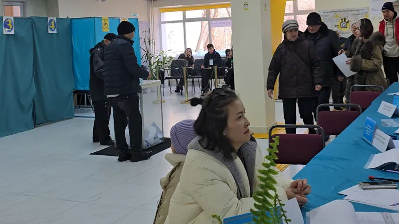 голосование по новой Конституции, участок в школе 127, фото - Новости Zakon.kz от 15.03.2026 18:17