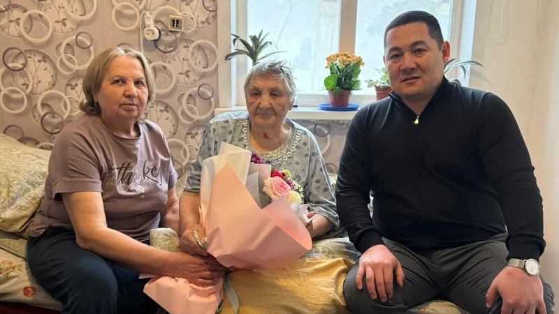 В Астане 103-летняя труженица тыла проголосовала на референдуме