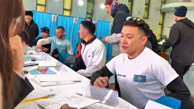 Марафонцы пробежали из Жезказгана в Сатпаев и проголосовали на своем участке