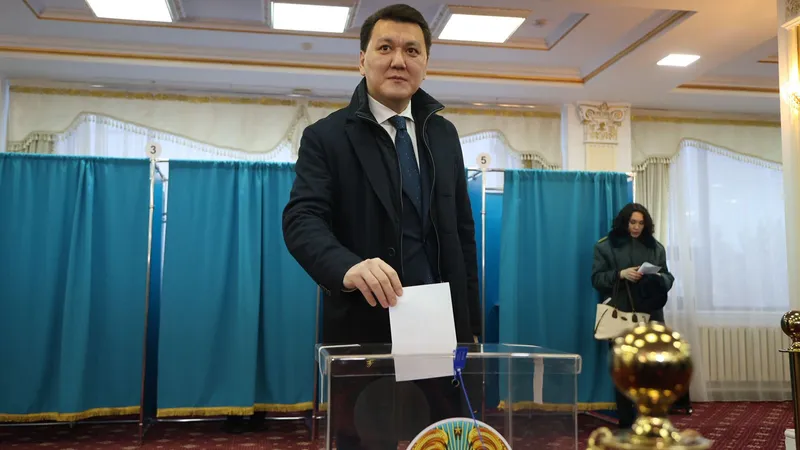 Предопределяет будущее страны – Ерлан Карин отдал свой голос на референдуме