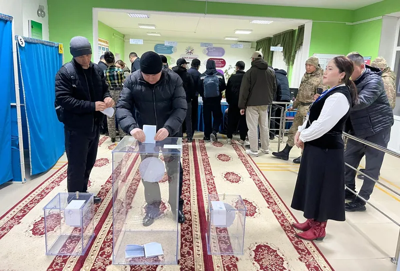 голосование на референдуме, фото - Новости Zakon.kz от 15.03.2026 09:02