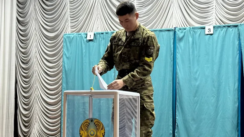 В Алматы курсанты одними из первых проголосовали на республиканском референдуме