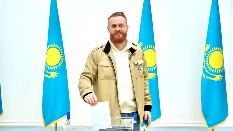 Популярный казахстанский стендап-комик Евгений Чебатков проголосовал в Москве