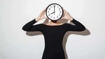 человек с часами, фото - Новости Zakon.kz от 15.03.2026 17:04