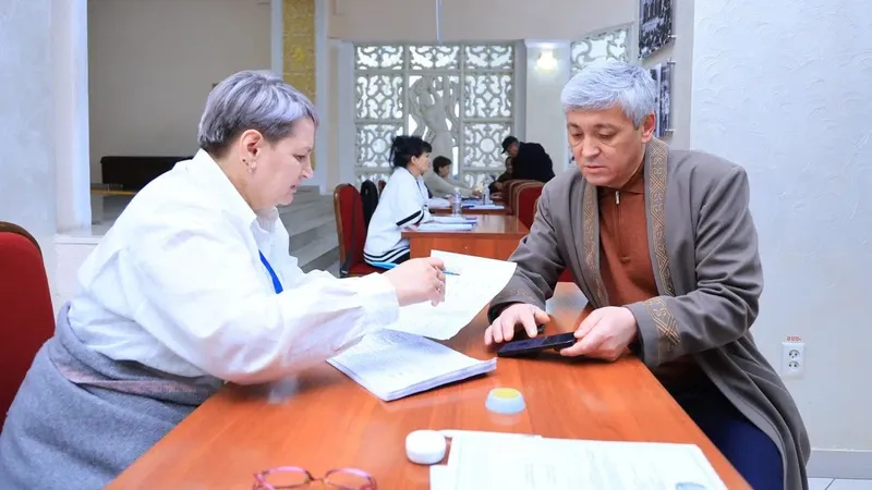 Аким Карагандинской области проголосовал на референдуме