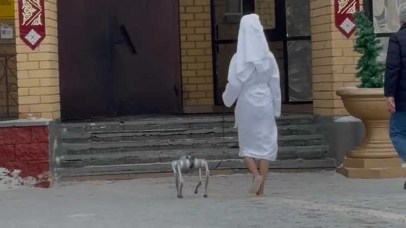 Необычные избиратели: девушка в халате пришла на участок с роботом-собакой