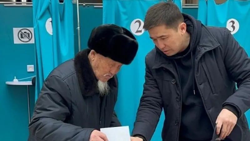 102-летний фронтовик Нуркасым Ажитаев принял участие в референдуме