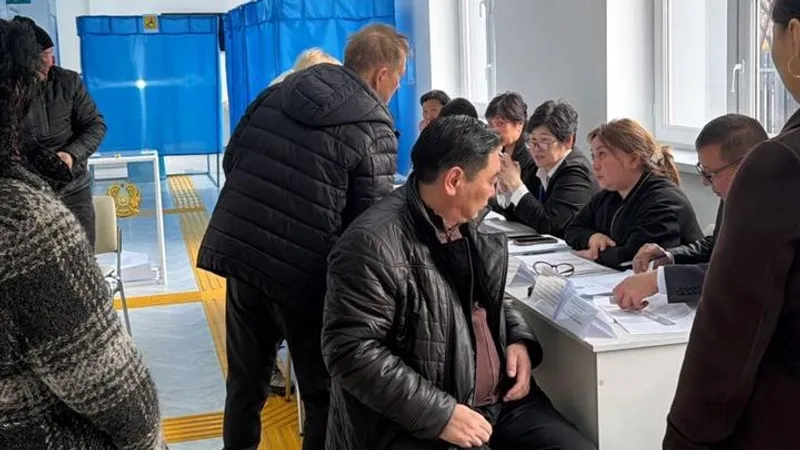 Горожане идут голосовать: на избирательных участках Алматы выстроились очереди