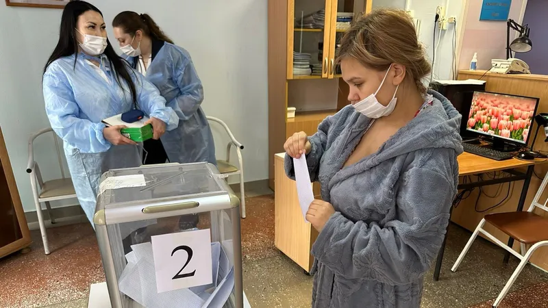 Между пеленками и бюллетенями: как голосуют в перинатальном центре СКО