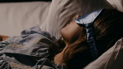 девушка спит на спине, фото - Новости Zakon.kz от 16.03.2026 12:24