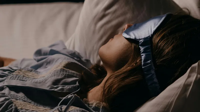 Названа поза во сне, провоцирующая сонный паралич