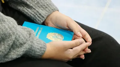 Полицейские Уральска задержали женщину за аферу с дипломом, фото - Новости Zakon.kz от 16.03.2026 18:34