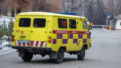 скорая застряла в грязи, вывозя пациента в больницу, фото - Новости Zakon.kz от 17.03.2026 01:54