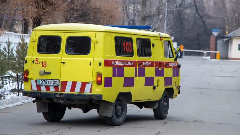 Пациента везли в больницу: в Кокшетау автомобиль скорой помощи застрял на выезде из дач