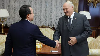 посол РК в Беларуси Тимур Жаксылыков, президент Беларуси Александр Лукашенко, фото - Новости Zakon.kz от 17.03.2026 15:43