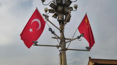 флаги Турции и Китая, фото - Новости Zakon.kz от 17.03.2026 10:25