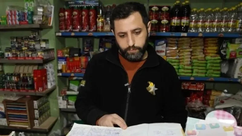 Перед праздником Рамадан мужчина погасил долги покупателей турецкого магазина и сжег долговую книгу