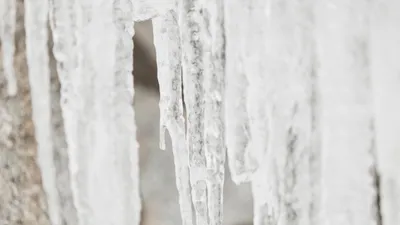 сосульки на крышах, фото - Новости Zakon.kz от 17.03.2026 23:20