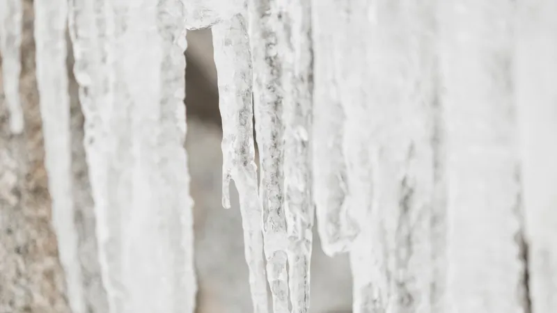 Глыбы льда чуть не убили двух младенцев в России