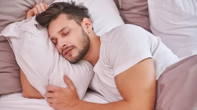 Врач объяснил, почему во сне течет слюна и когда это опасно