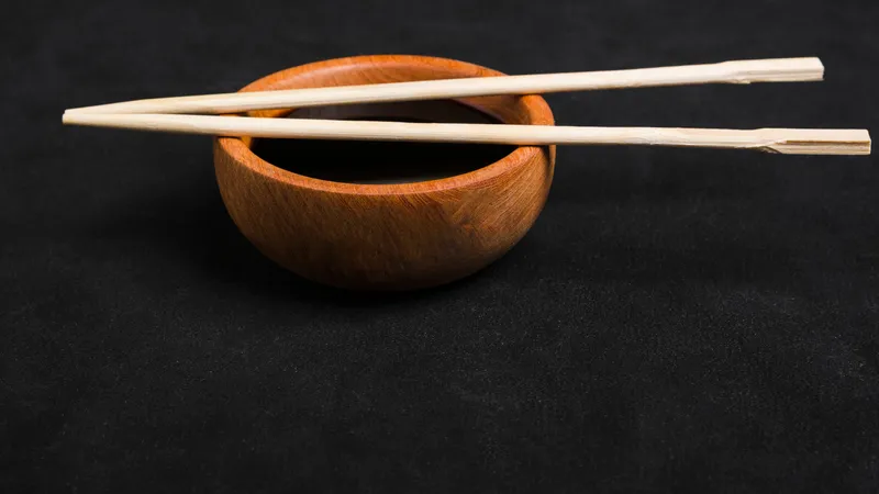 Мужчина восемь лет жил с железным предметом в горле