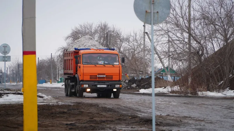 Дорога за 14 млн тенге обвалилась на глазах у людей: трагедию не допустил водитель