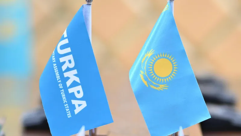 Парламентская ассамблея тюркоязычных стран, флаги ТюркПА и Казахстана, флаги ТюркПА и РК, фото - Новости Zakon.kz от 23.08.2026 16:59